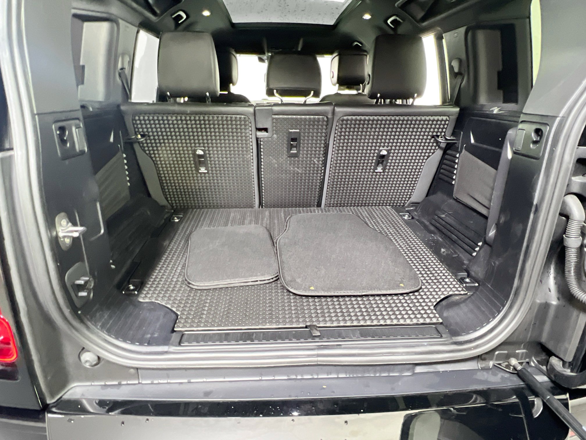 Used 2024 Land Rover Defender 110 X-Dynamic SE image 25