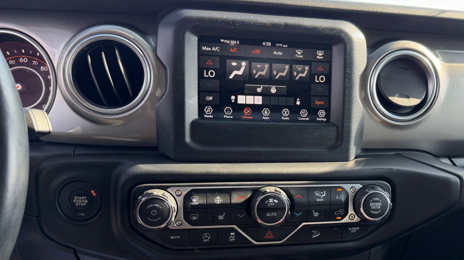 Used 2018 Jeep Wrangler Unlimited Sahara image 30