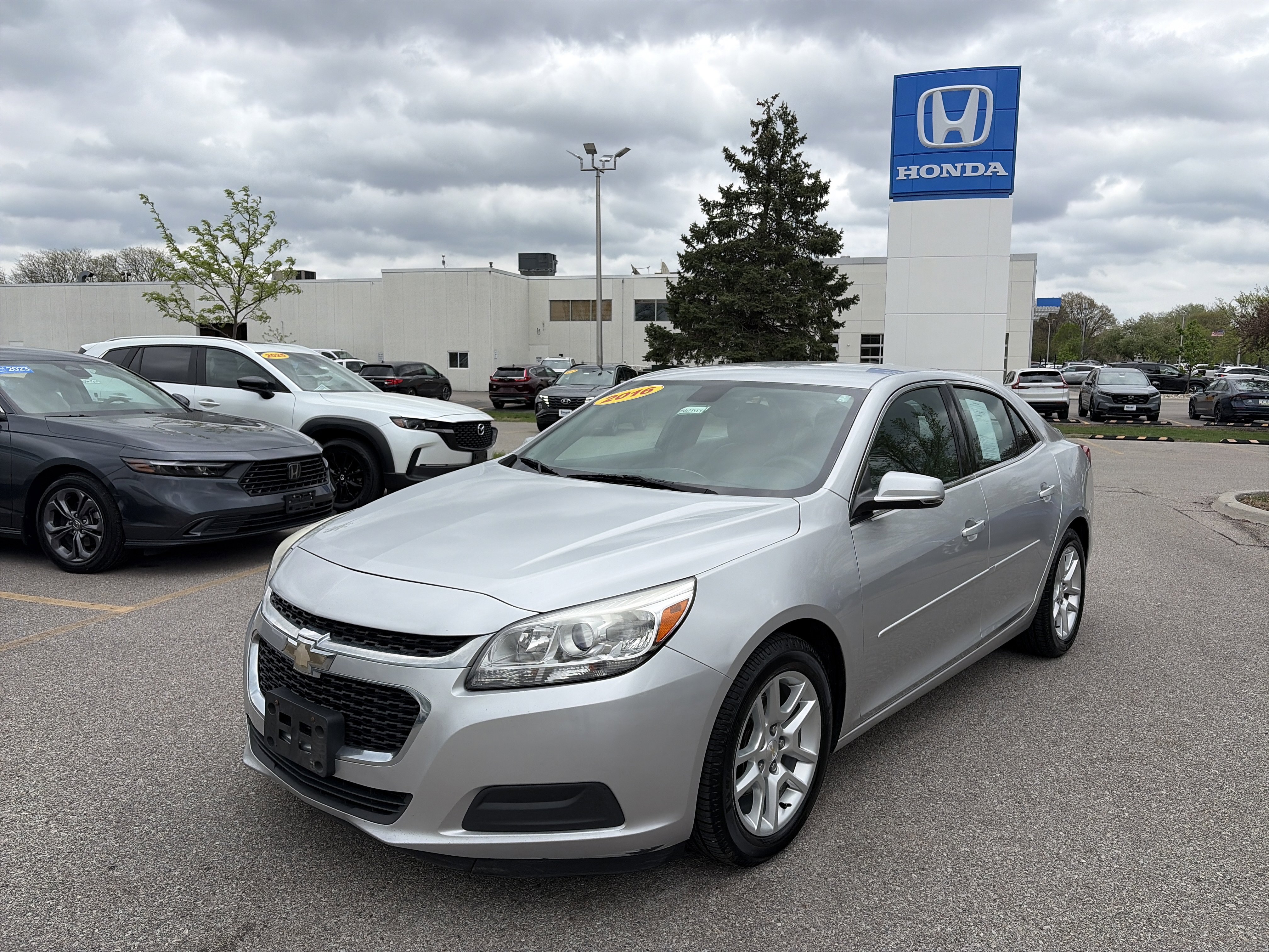 Used 2016 Chevrolet Malibu LT w/ Power Convenience Package FWD image 1
