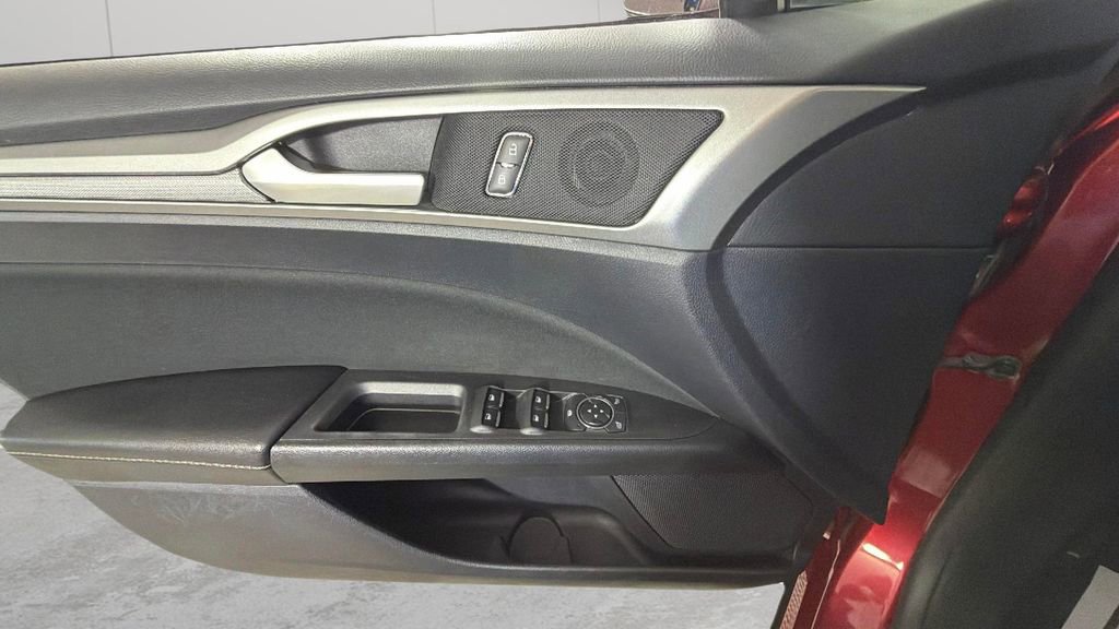 Used 2020 Ford Fusion SE FWD image 25