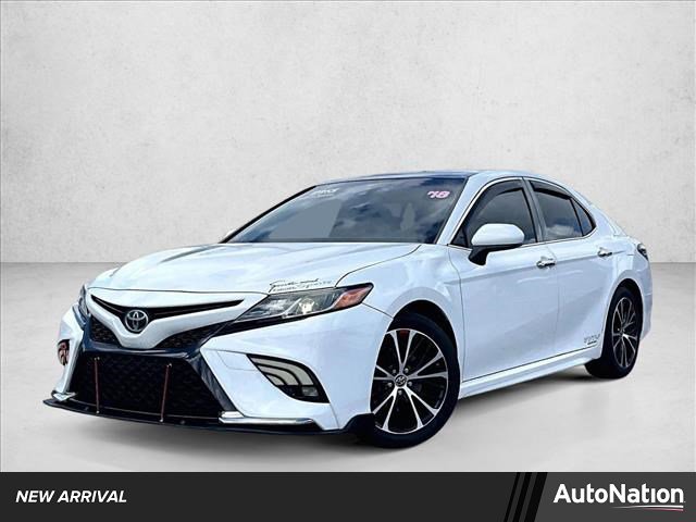 Used 2018 Toyota Camry SE image 1