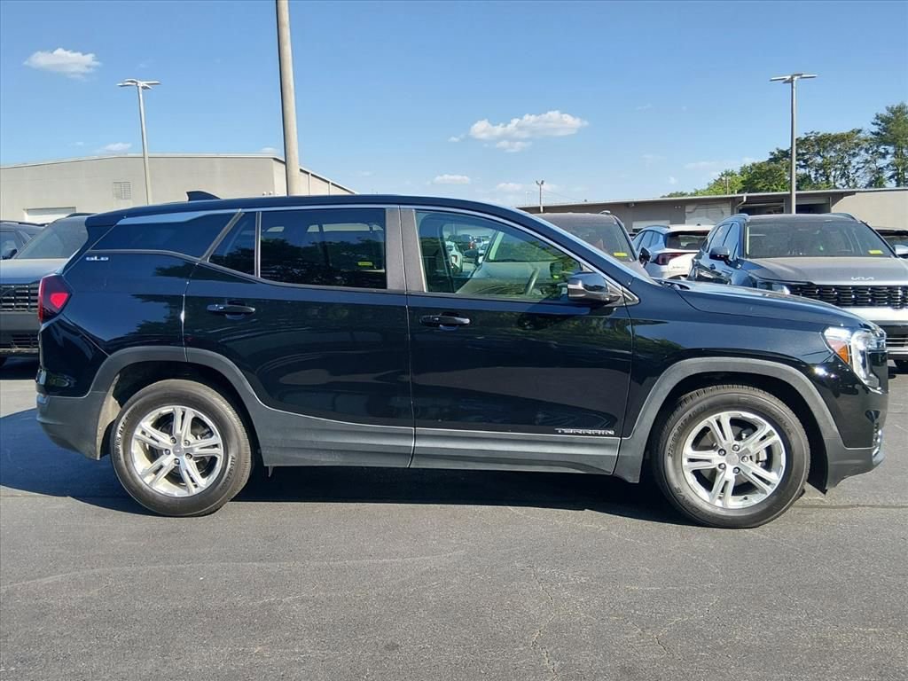 Used 2022 GMC Terrain SLE FWD image 2