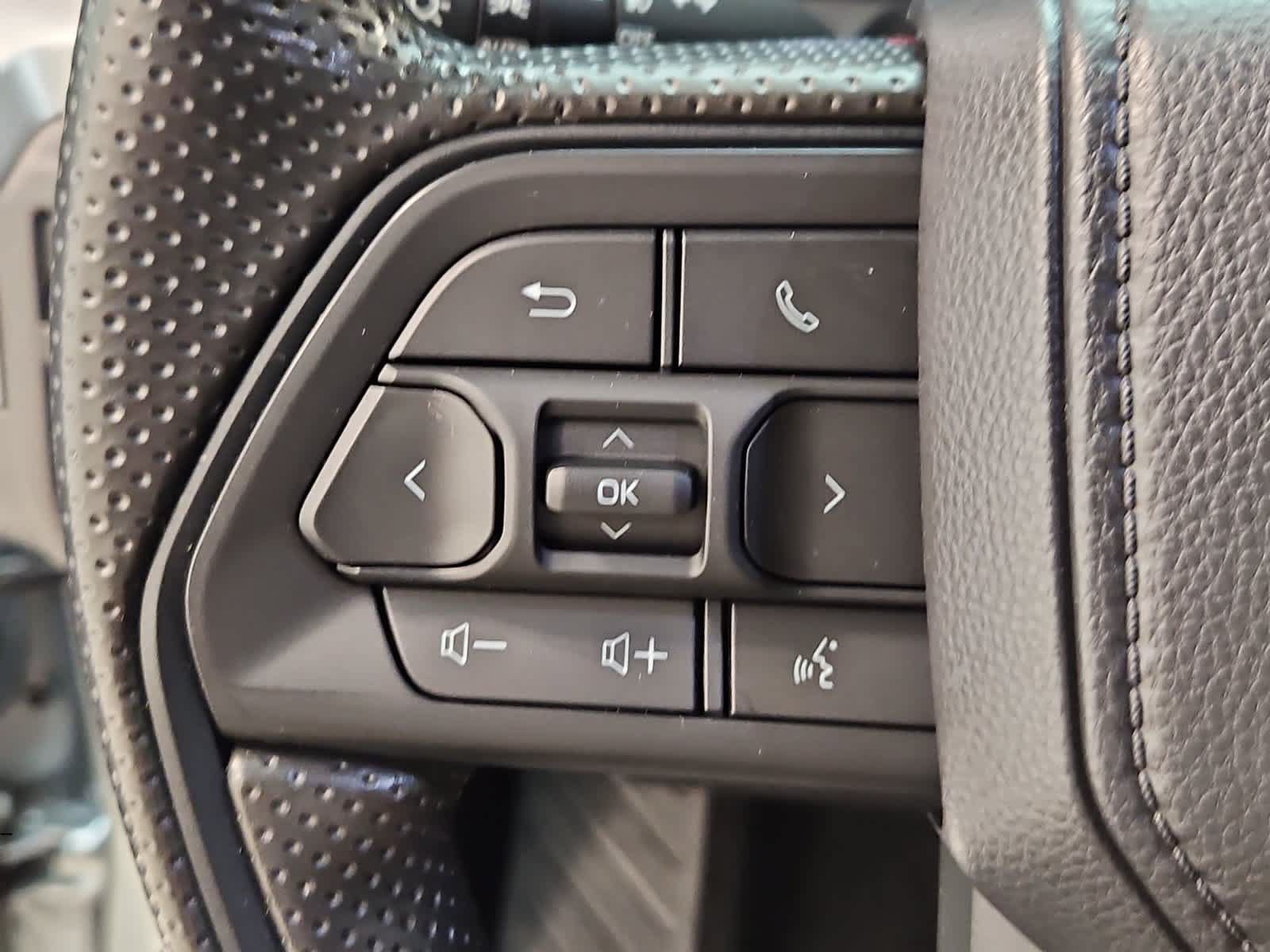 Used 2024 Toyota Tacoma SR5 AWD/4WD image 10