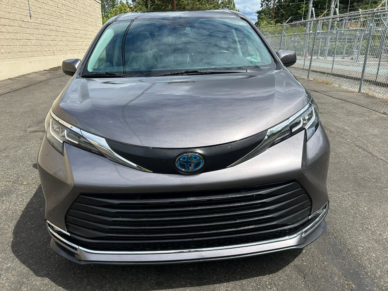 Used 2021 Toyota Sienna XLE image 2