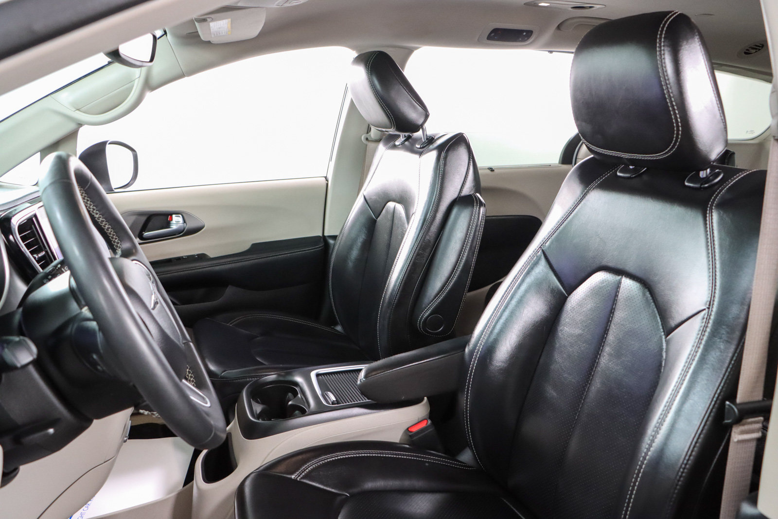 Used 2023 Chrysler Pacifica Touring-L FWD image 24