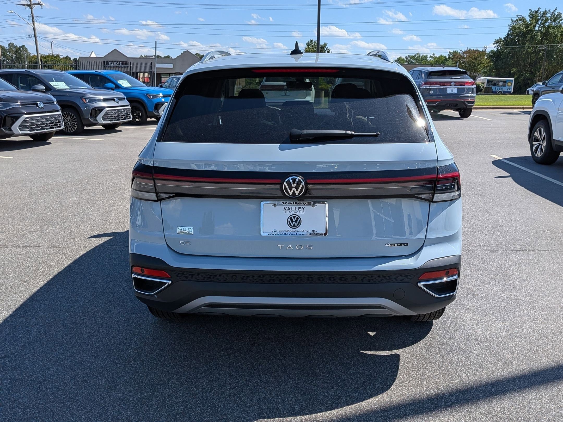 Used 2025 Volkswagen Taos SE AWD/4WD image 4