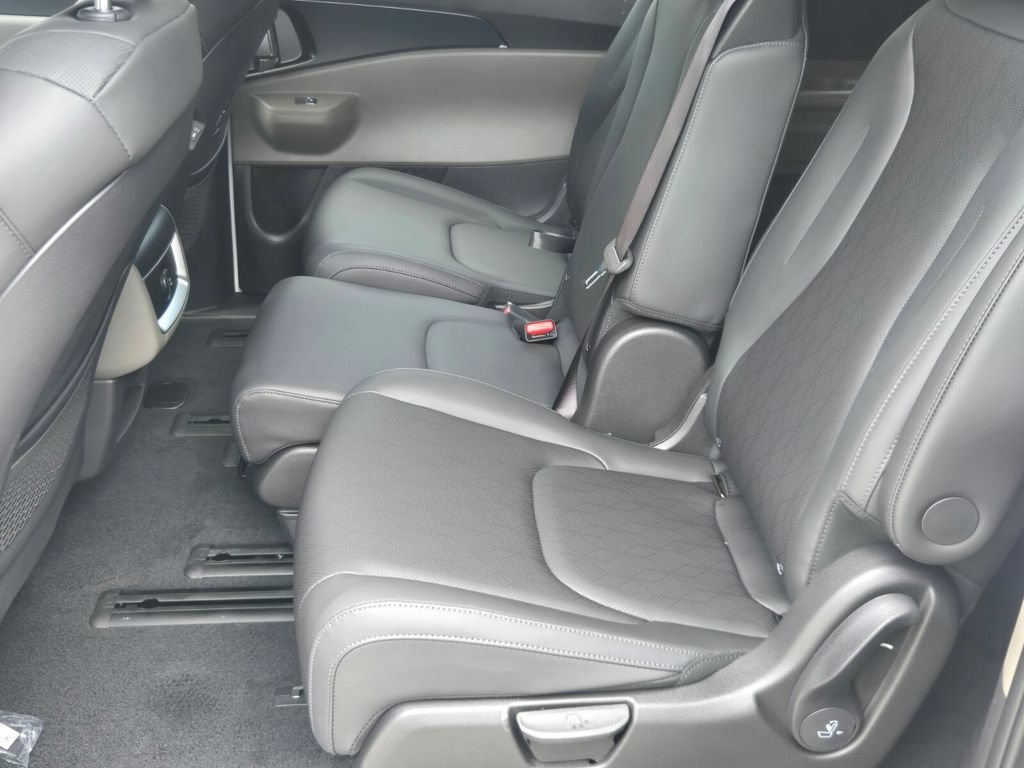 New 2027 Kia Carnival LXS FWD image 8