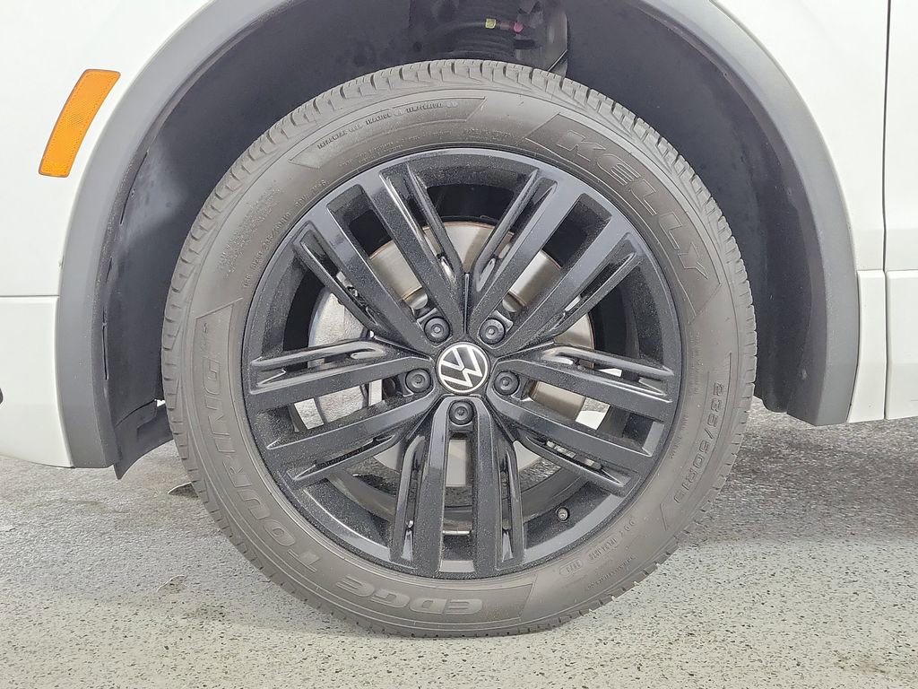 Used 2022 Volkswagen Tiguan SE R-Line AWD/4WD image 9