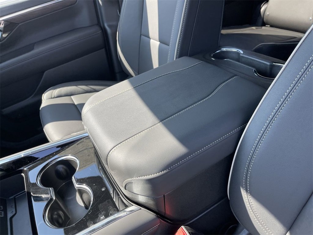 New 2025 Chevrolet Suburban Premier image 21