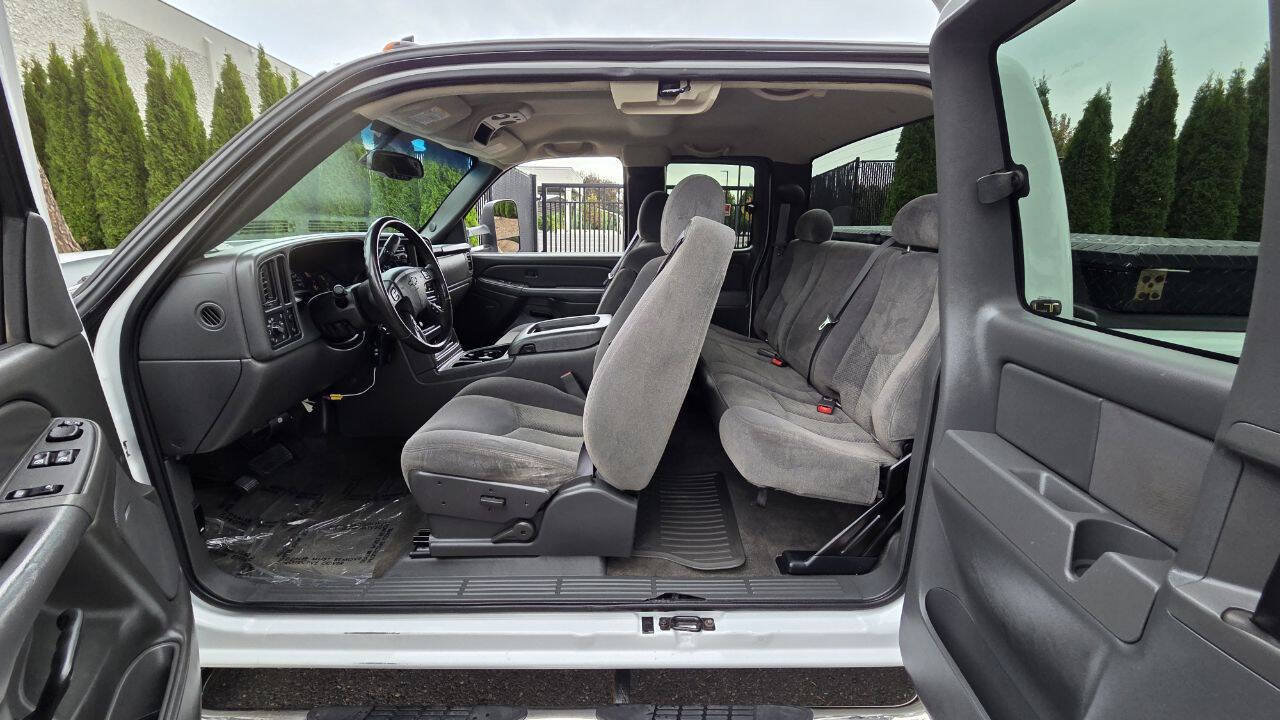 Used 2006 Chevrolet Silverado 3500 LT w/ Heavy-Duty Power Package RWD image 12