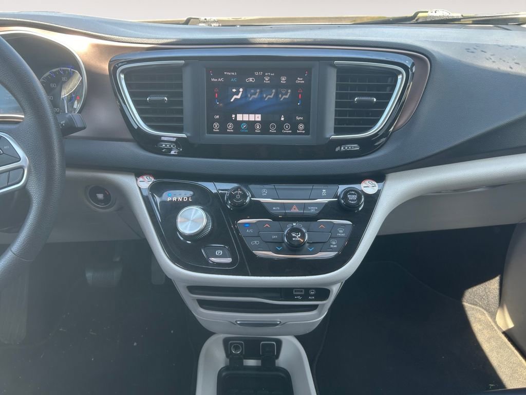 Used 2020 Chrysler Voyager Lxi FWD image 11