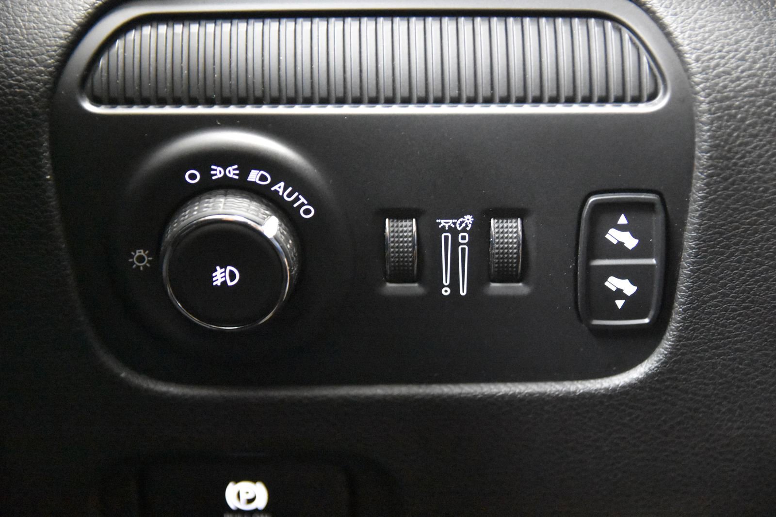 Used 2024 Jeep Wagoneer L Series II RWD image 25
