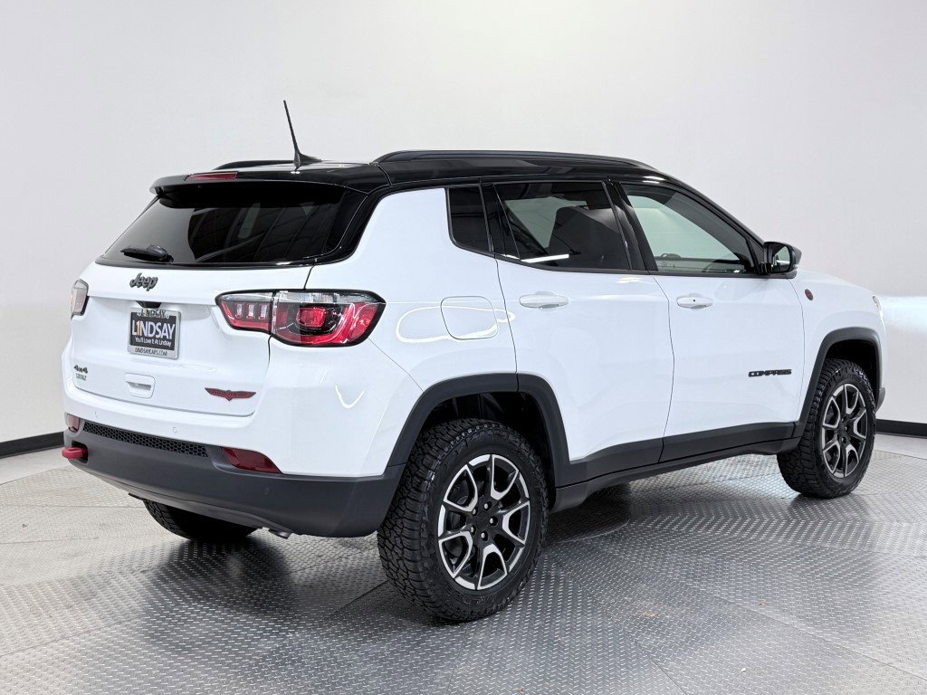 Used 2024 Jeep Compass Trailhawk image 8