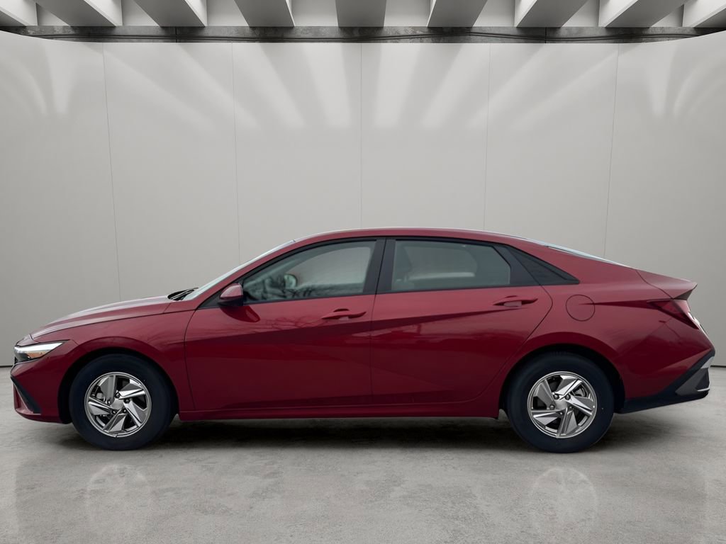 Used 2025 Hyundai Elantra SE image 2
