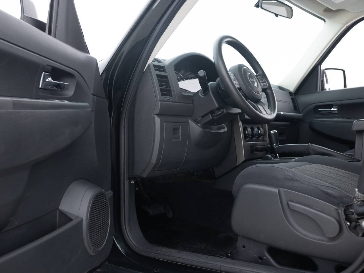 Used 2012 Jeep Liberty Sport AWD/4WD image 26