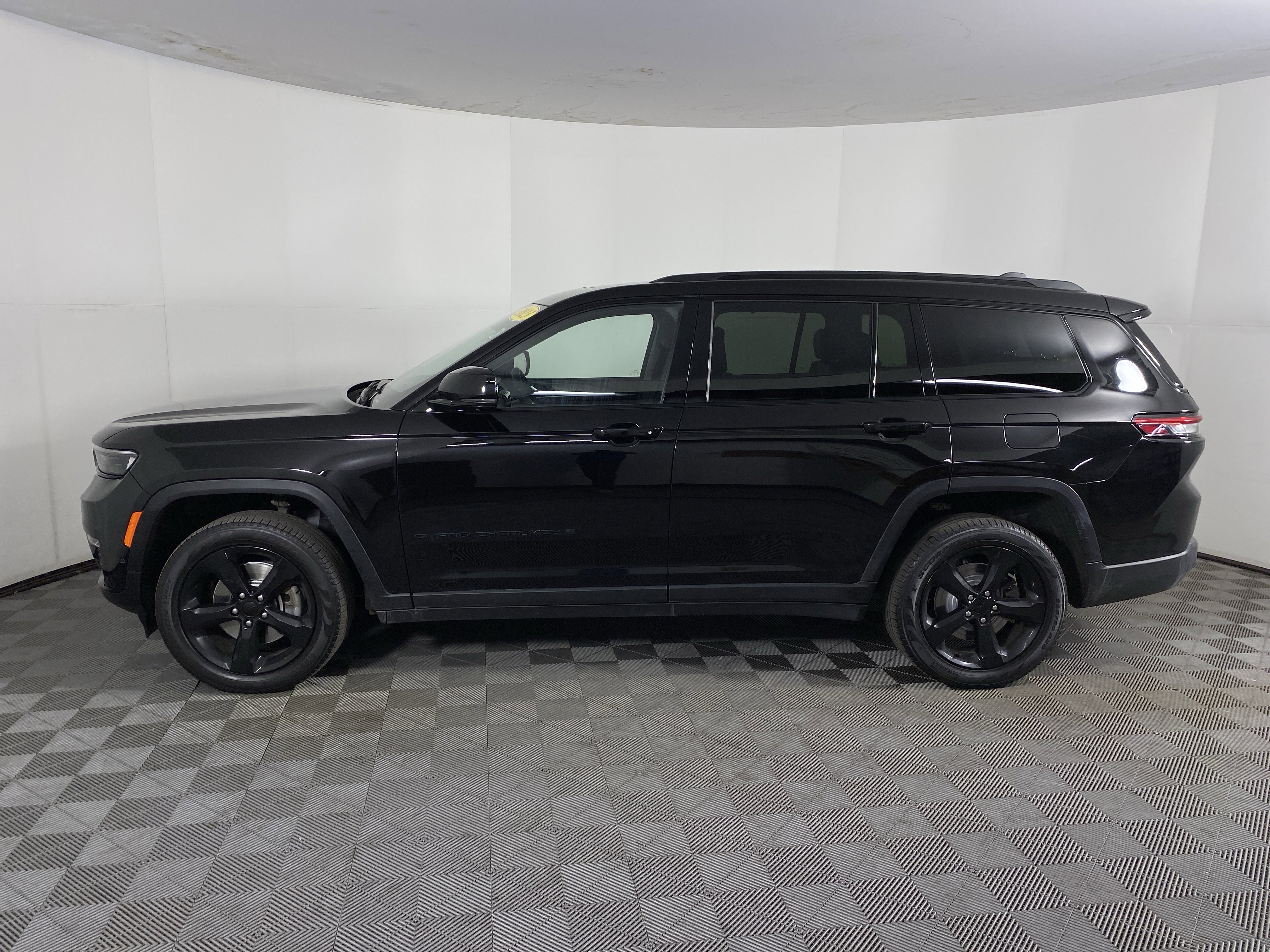 Used 2023 Jeep Grand Cherokee L Limited w/ Luxury Tech Group II image 9