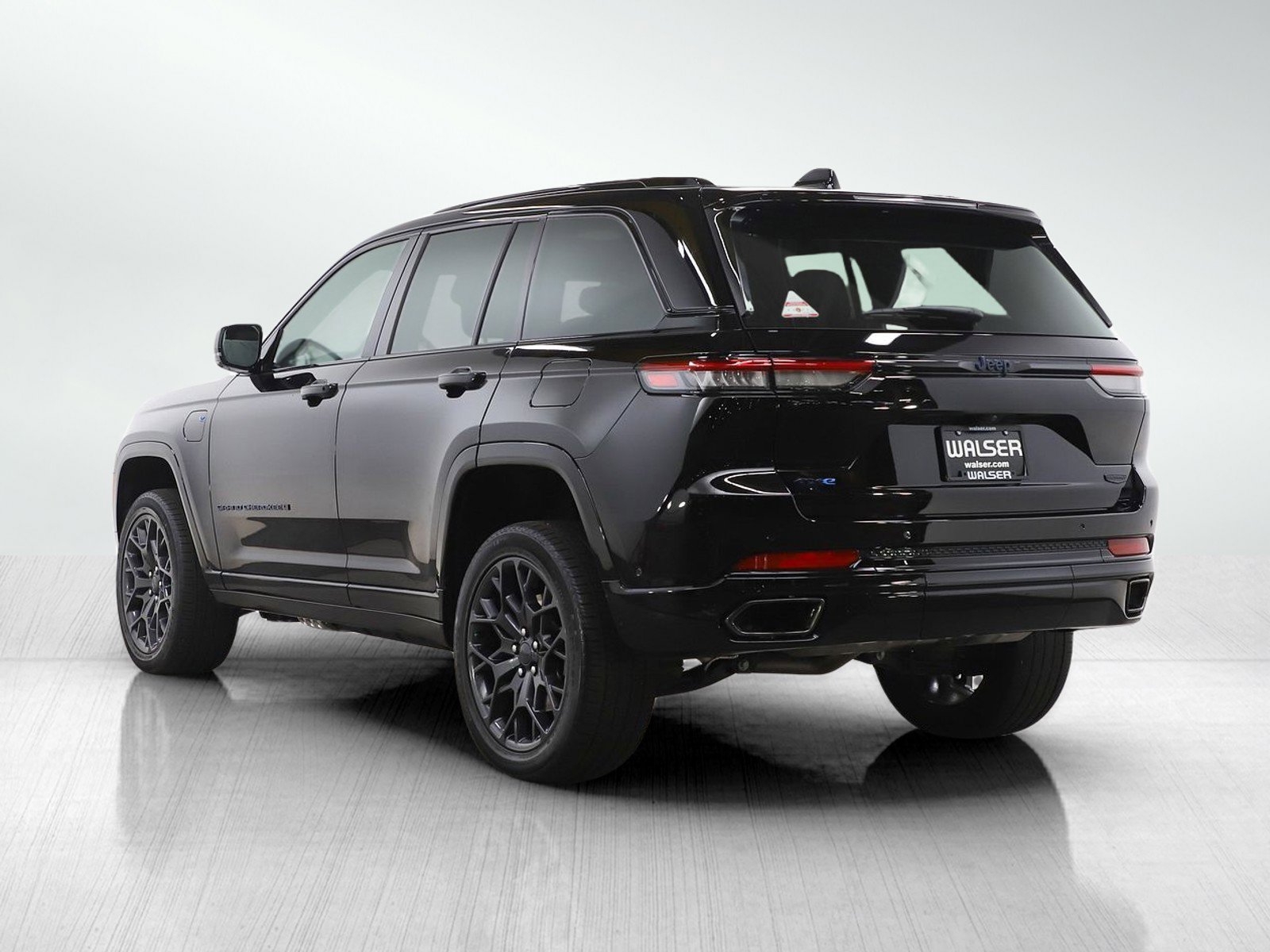 Used 2024 Jeep Grand Cherokee Summit AWD/4WD image 3