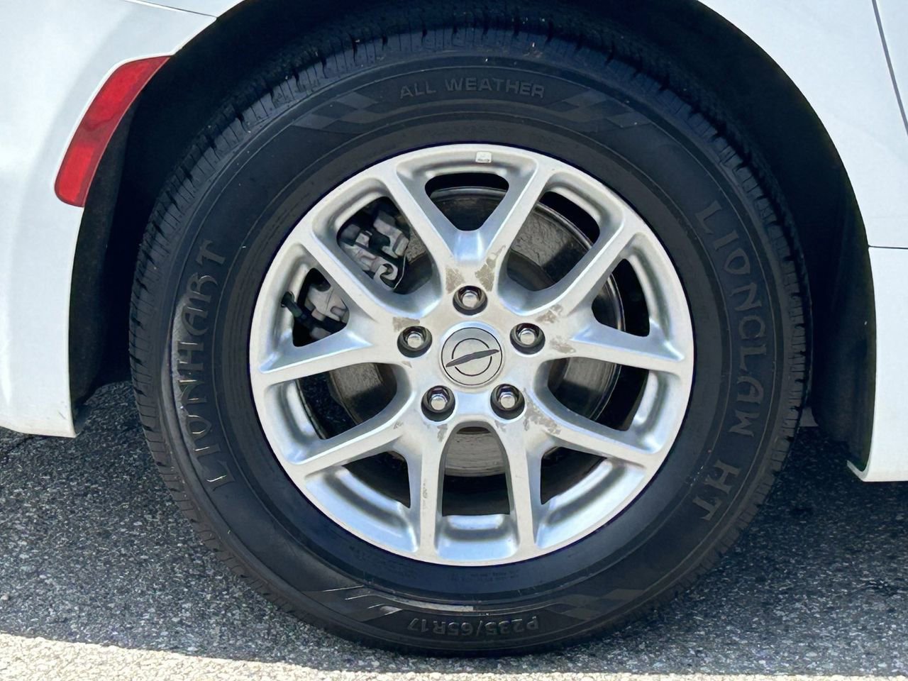 Used 2023 Chrysler Pacifica Touring-L image 8