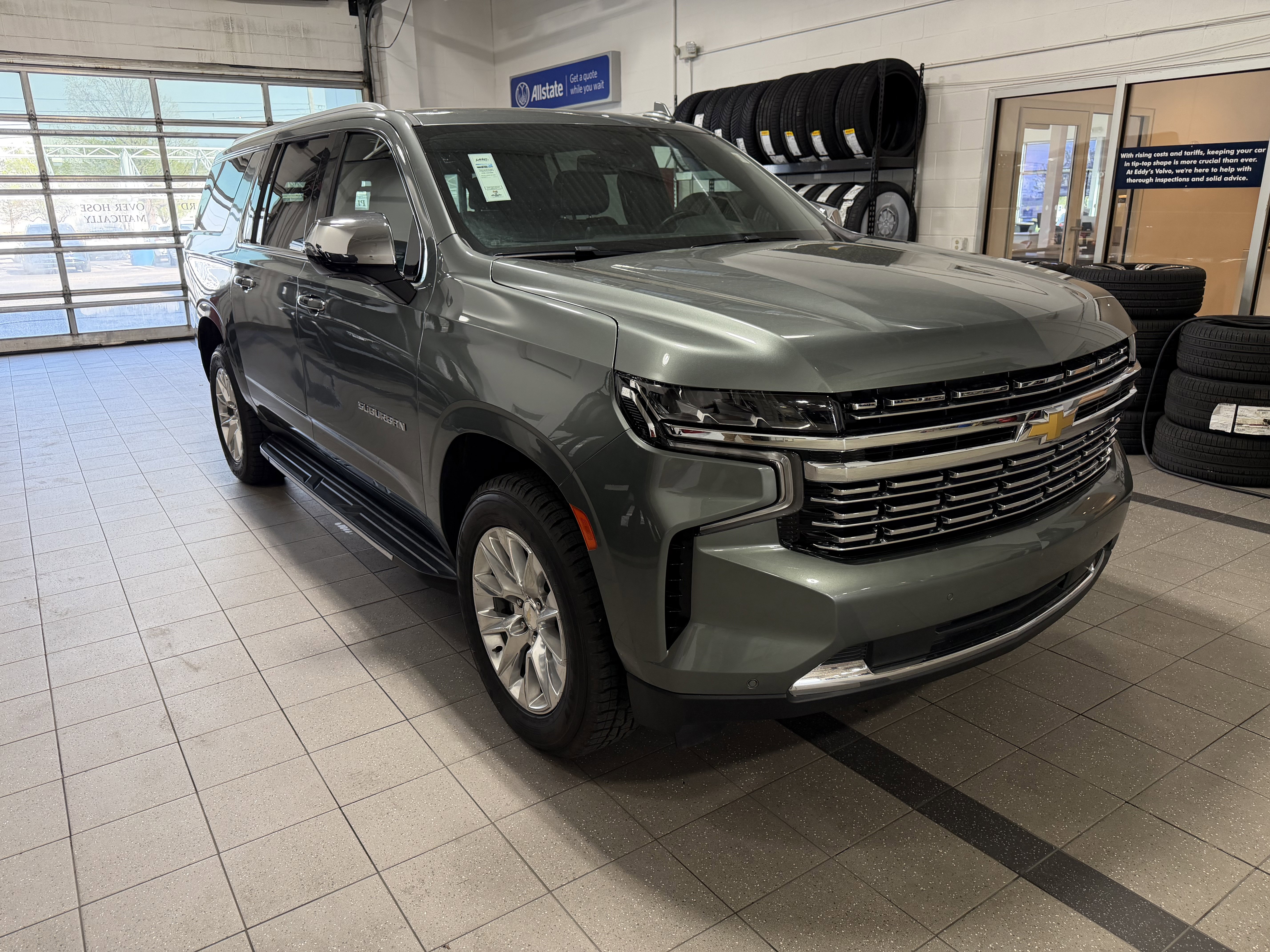 Used 2023 Chevrolet Suburban Premier RWD image 1