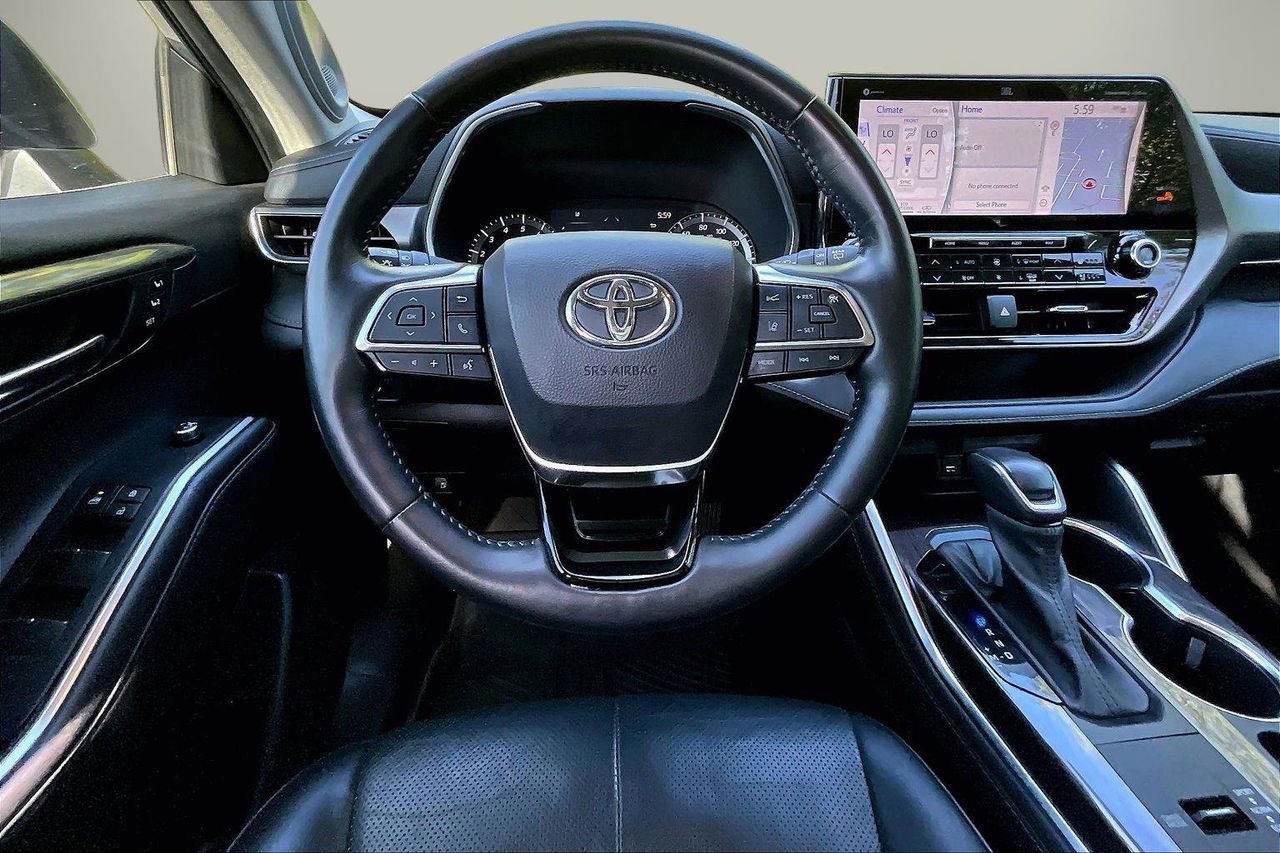 Used 2021 Toyota Highlander Limited FWD image 11