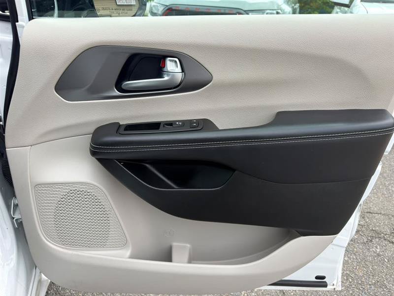 Used 2024 Chrysler Pacifica Touring-L FWD image 25