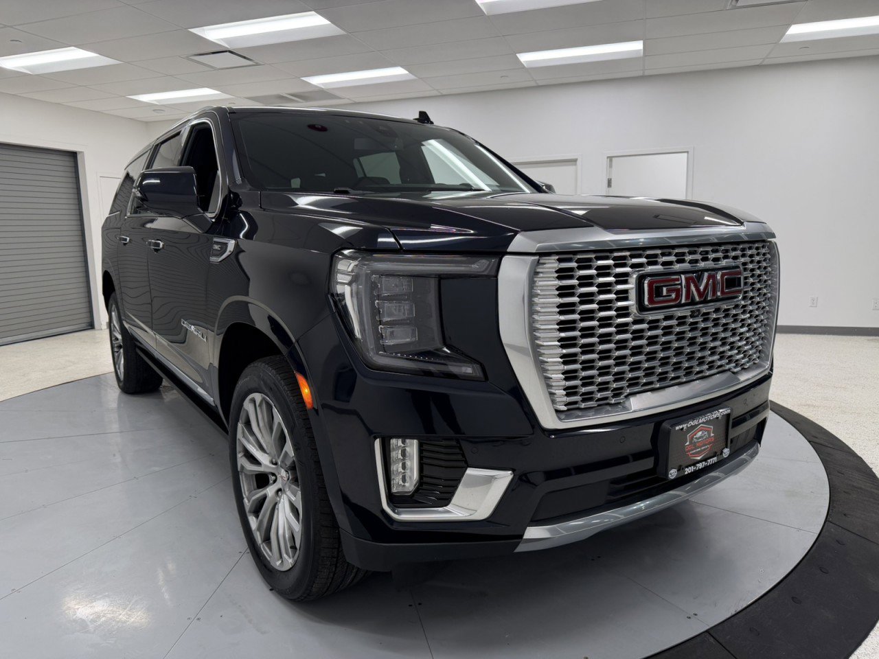 Used 2021 GMC Yukon XL Denali image 1
