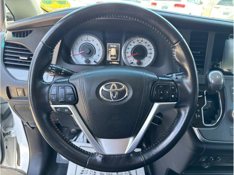 Used 2015 Toyota Sienna SE w/ SE Preferred Package FWD image 28
