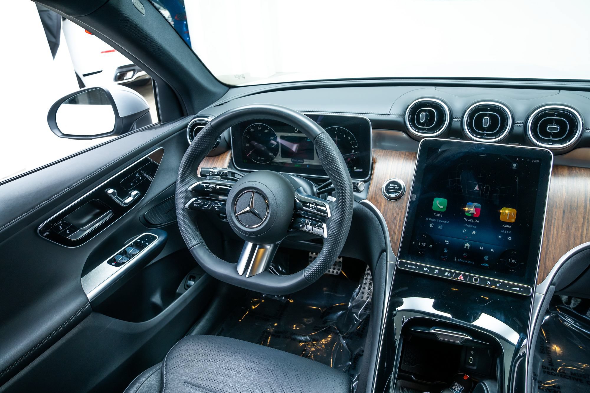 Used 2025 Mercedes-Benz GLC 350e 4MATIC w/ AMG Line image 9