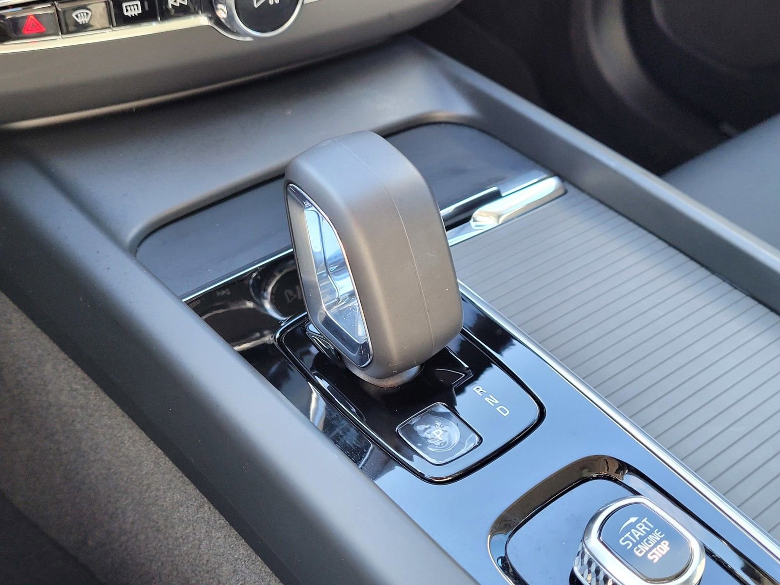 Certified 2025 Volvo XC60 B5 Core w/ Protection Package Premier image 24