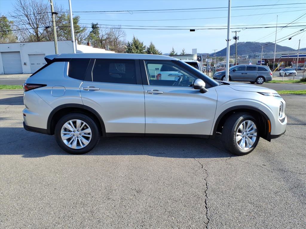 Used 2025 Mitsubishi Outlander ES image 3