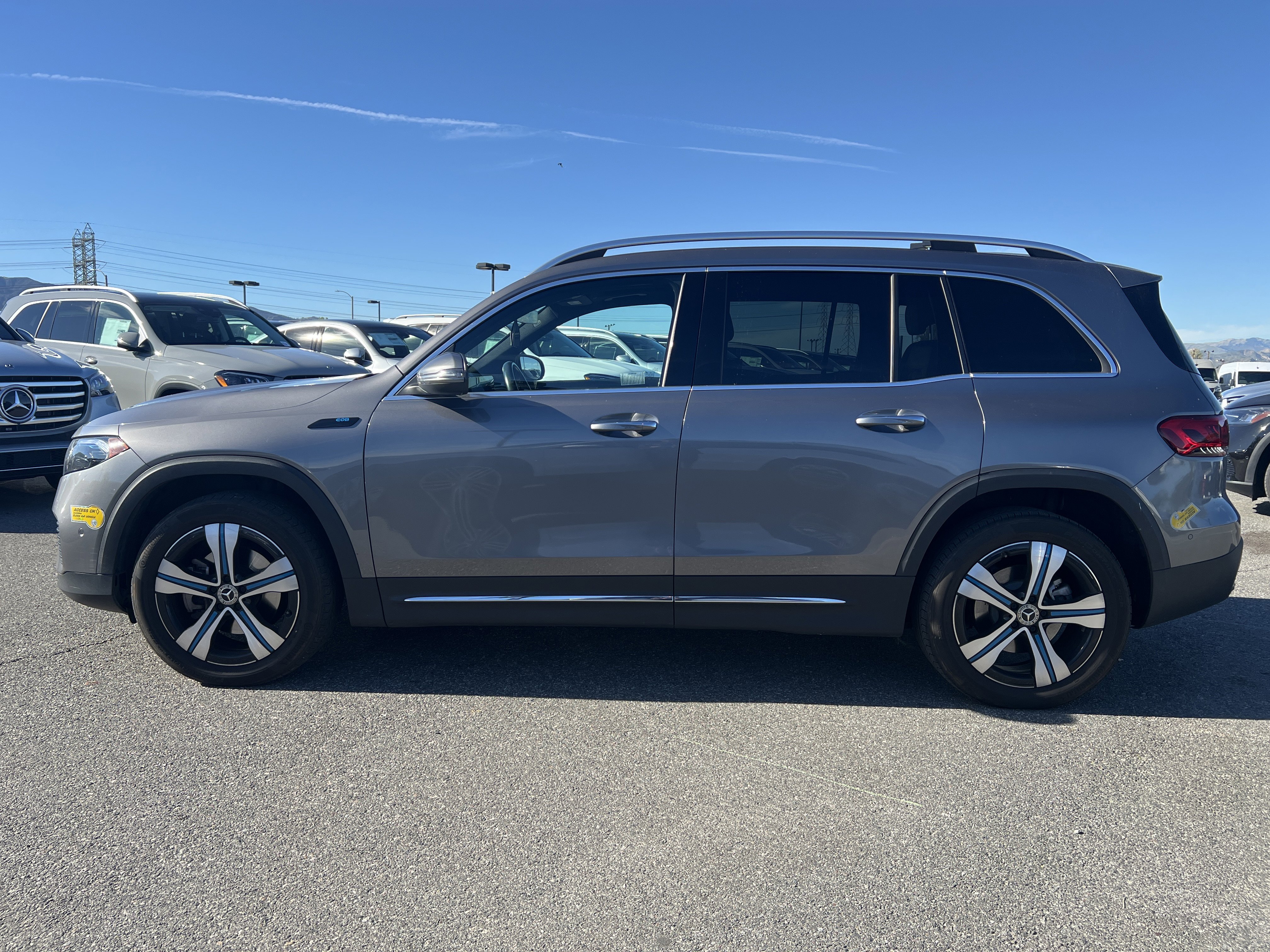 Used 2022 Mercedes-Benz EQB 350 4MATIC image 2