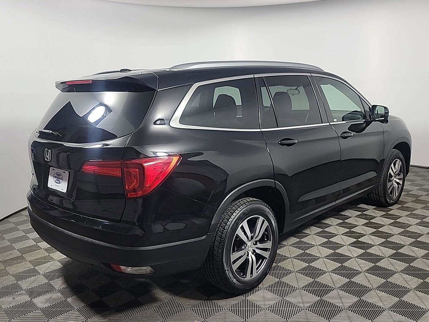 Certified 2017 Honda Pilot EX image 4