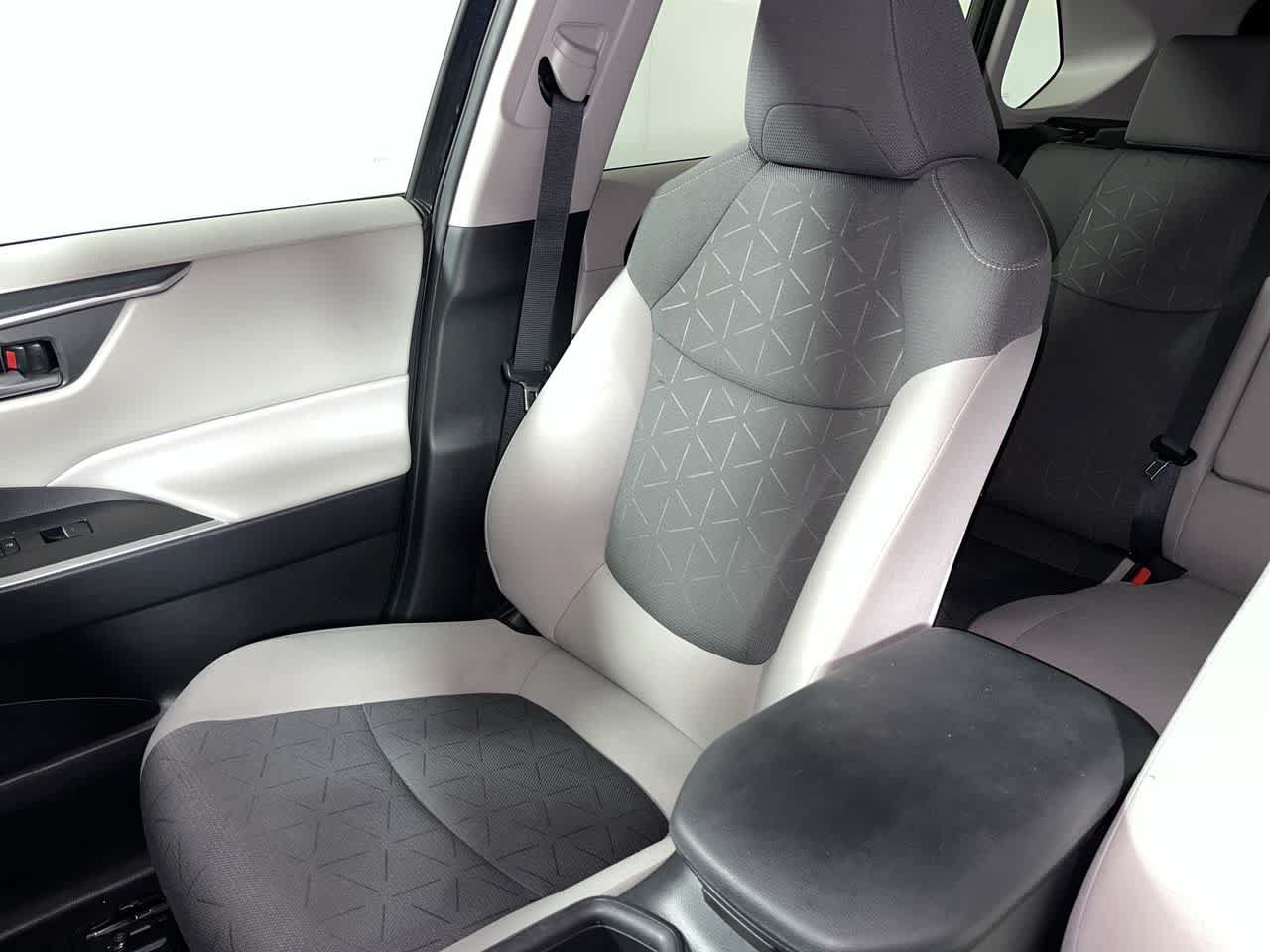 Used 2025 Toyota RAV4 XLE FWD image 25