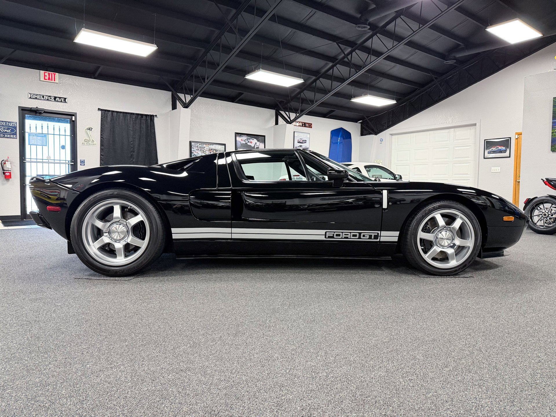 Used 2005 Ford GT image 4