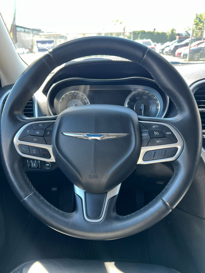 Used 2017 Chrysler 300 Limited image 21