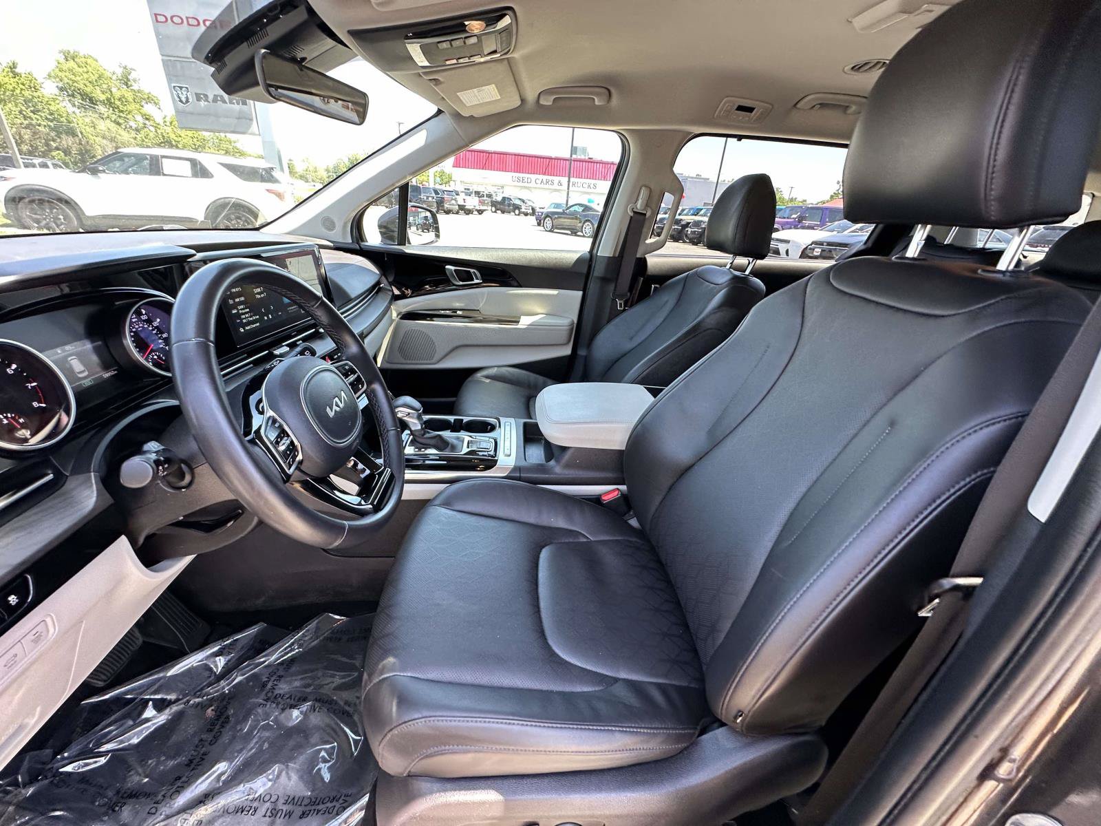 Used 2024 Kia Carnival EX FWD image 20
