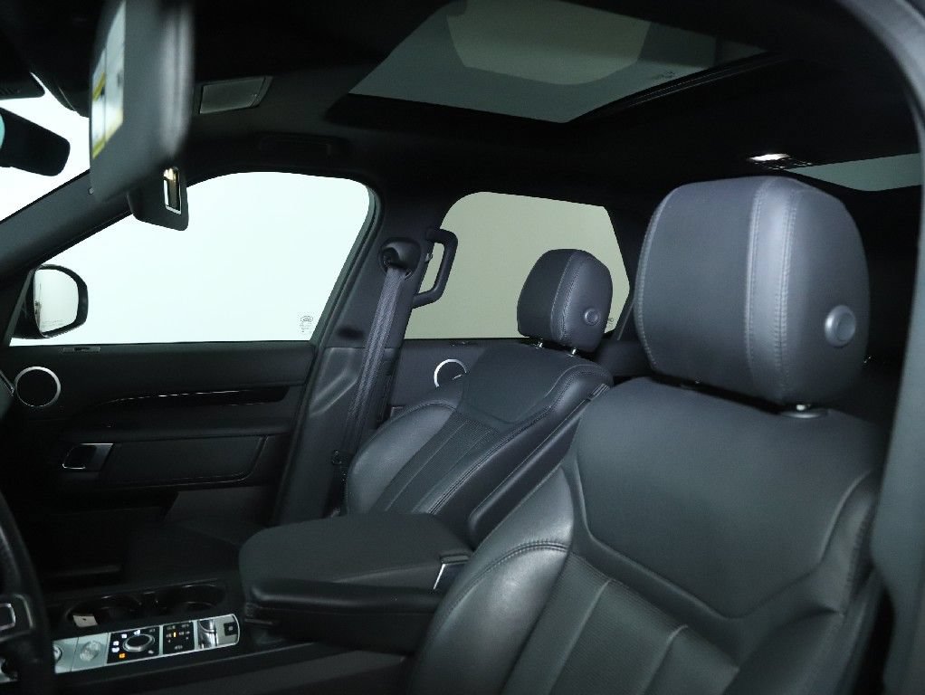 Used 2017 Land Rover Discovery SE AWD/4WD image 18
