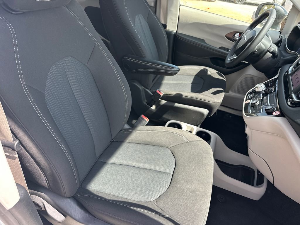 Used 2024 Chrysler Voyager LX image 13