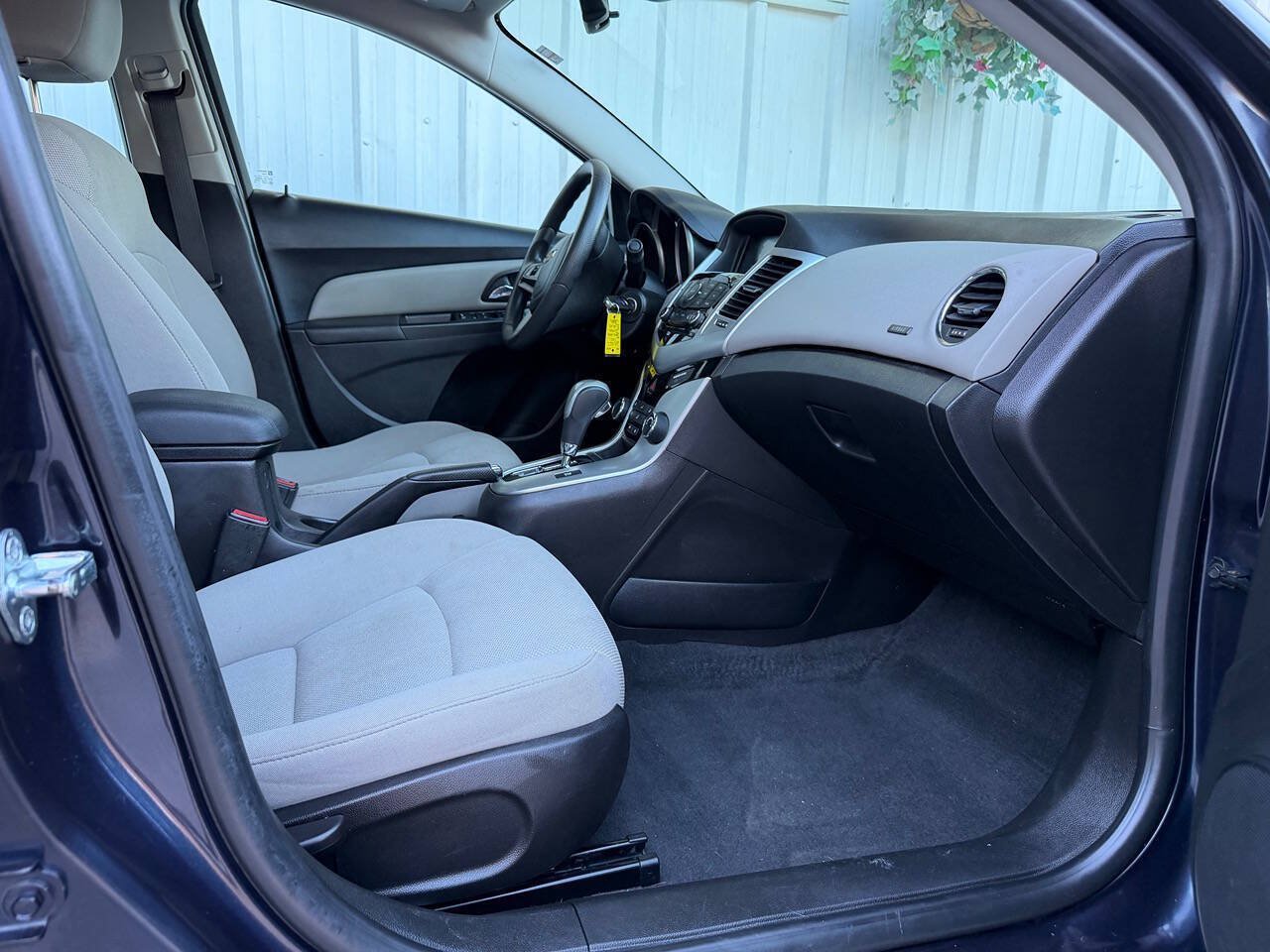 Used 2015 Chevrolet Cruze LT w/ Technology Package FWD image 13