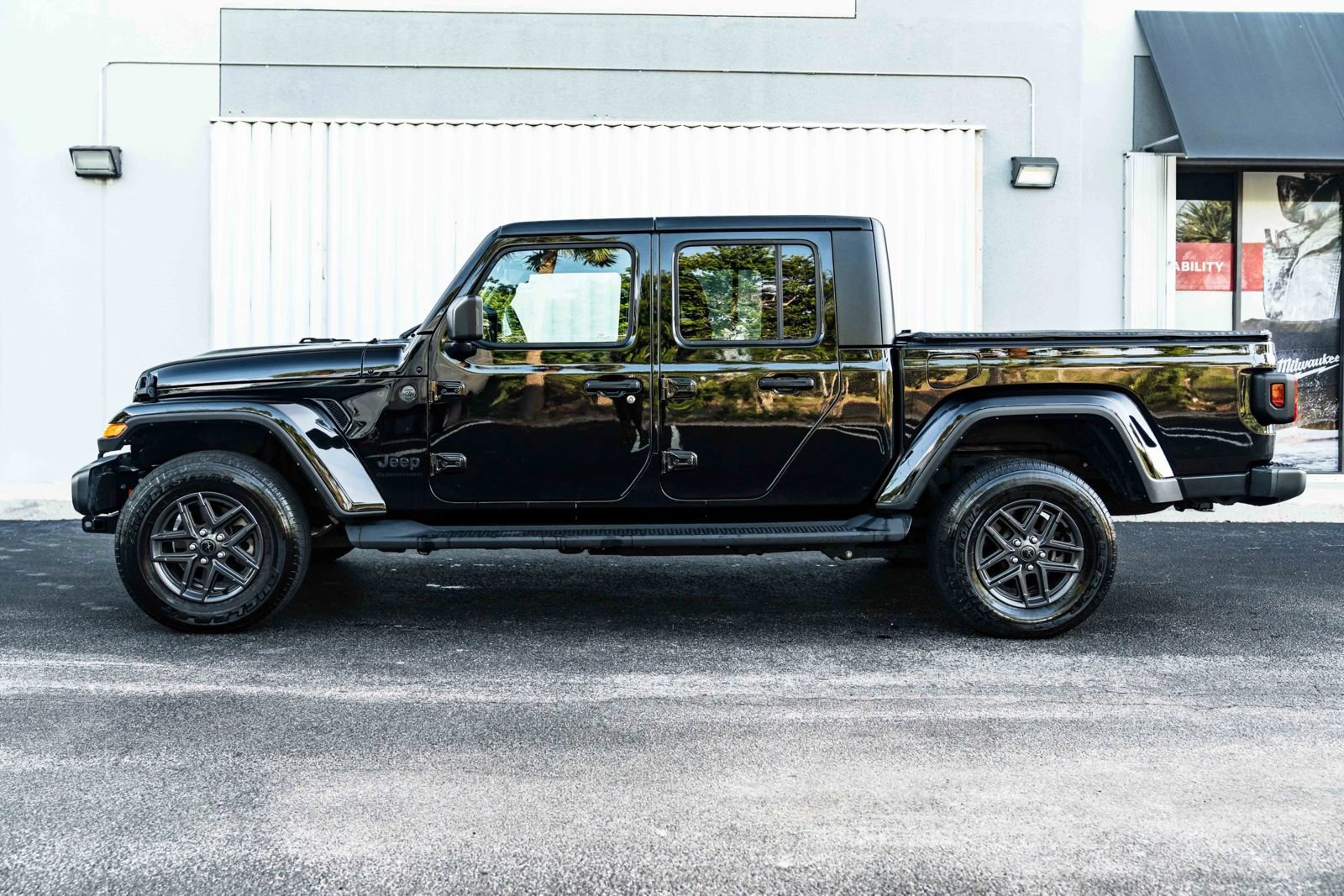 Used 2023 Jeep Gladiator Sport AWD/4WD image 32