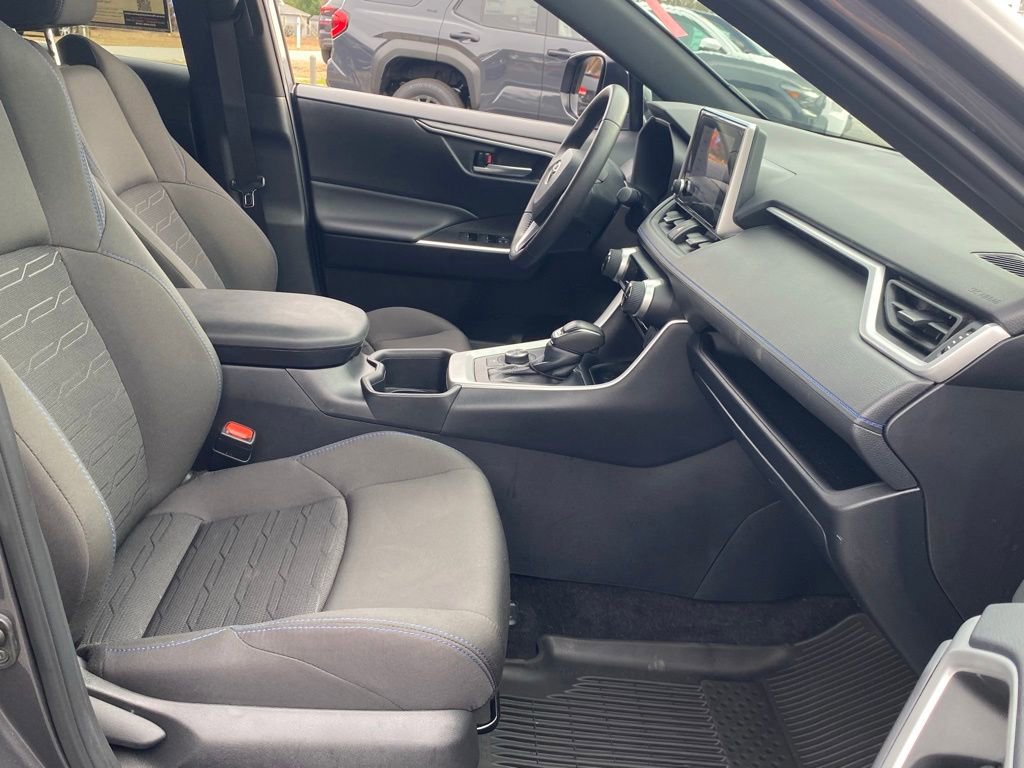 Used 2025 Toyota RAV4 SE image 17