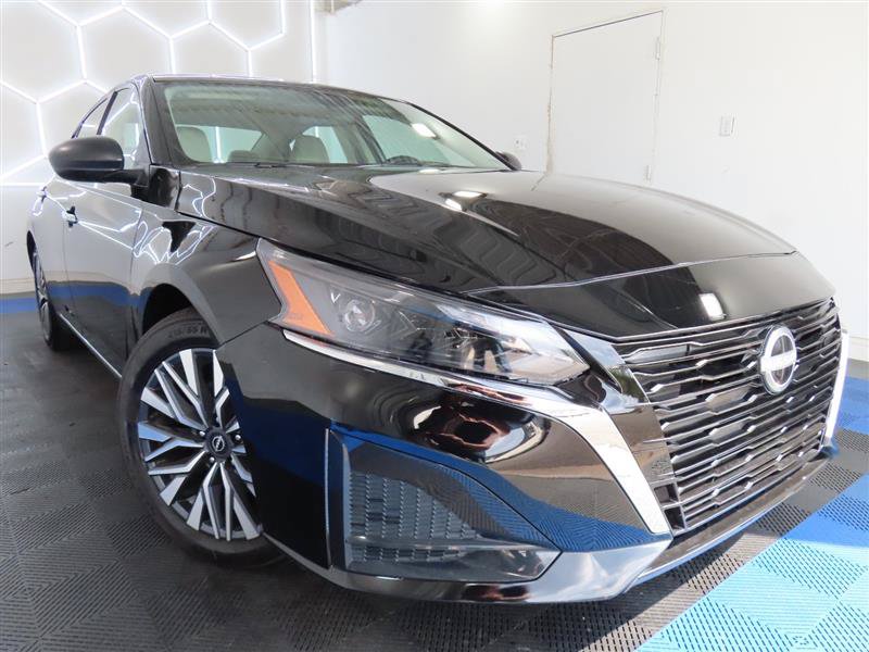 Used 2025 Nissan Altima 2.5 SV FWD image 2