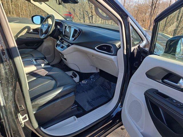 Used 2024 Chrysler Pacifica Touring-L FWD image 23