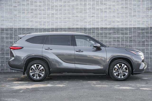 Used 2022 Toyota Highlander XLE image 4