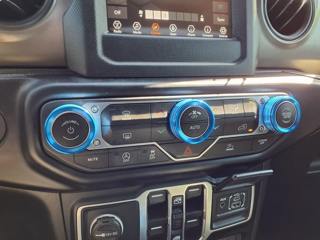 Used 2022 Jeep Gladiator Willys AWD/4WD image 9