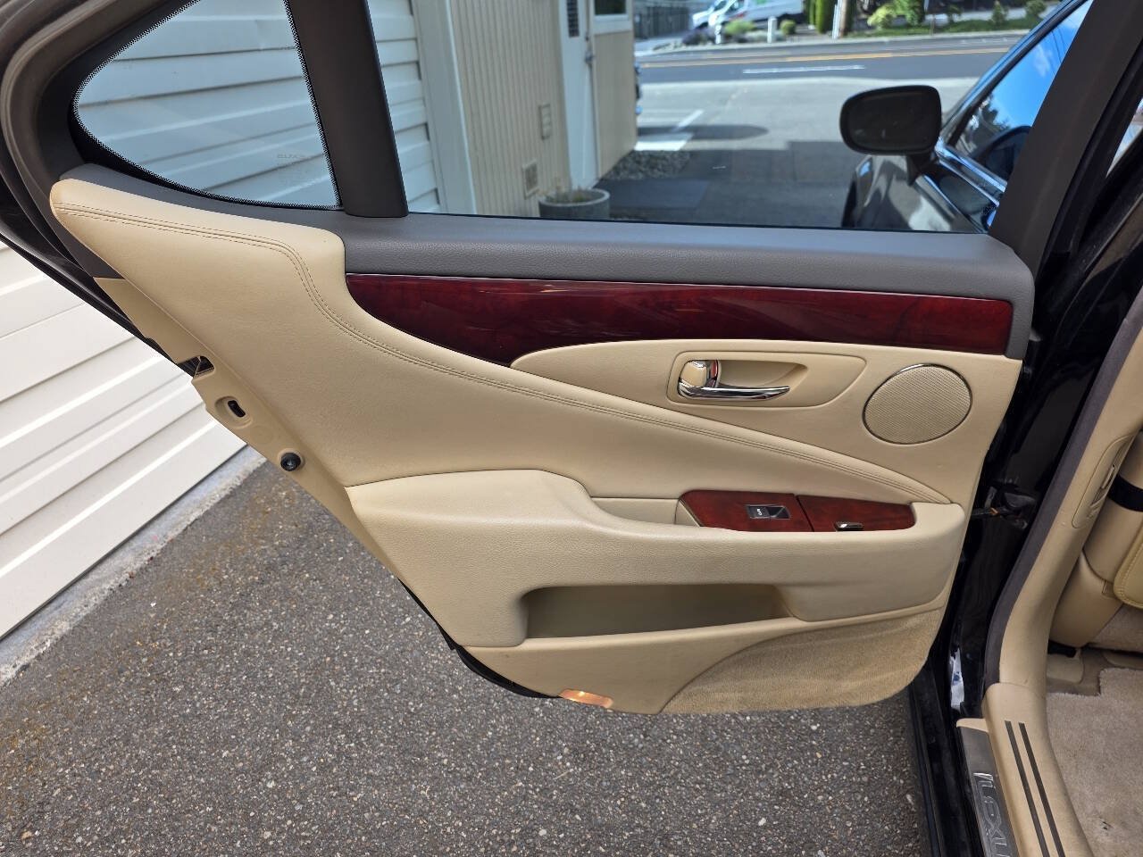 Used 2008 Lexus LS 460 w/ Comfort Pkg RWD image 16