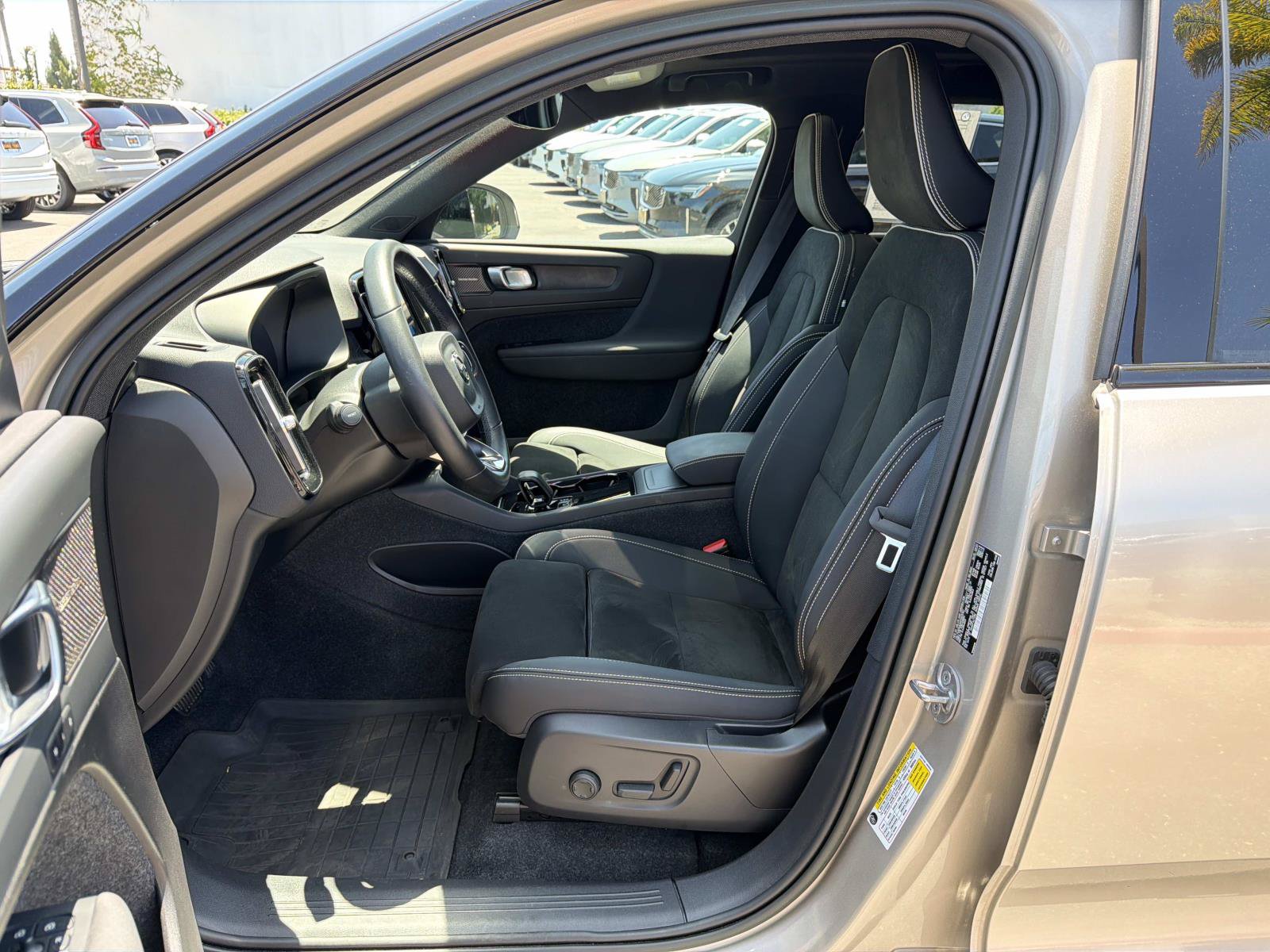 Certified 2023 Volvo XC40 Recharge Ultimate w/ Protection Package Premier AWD/4WD image 17