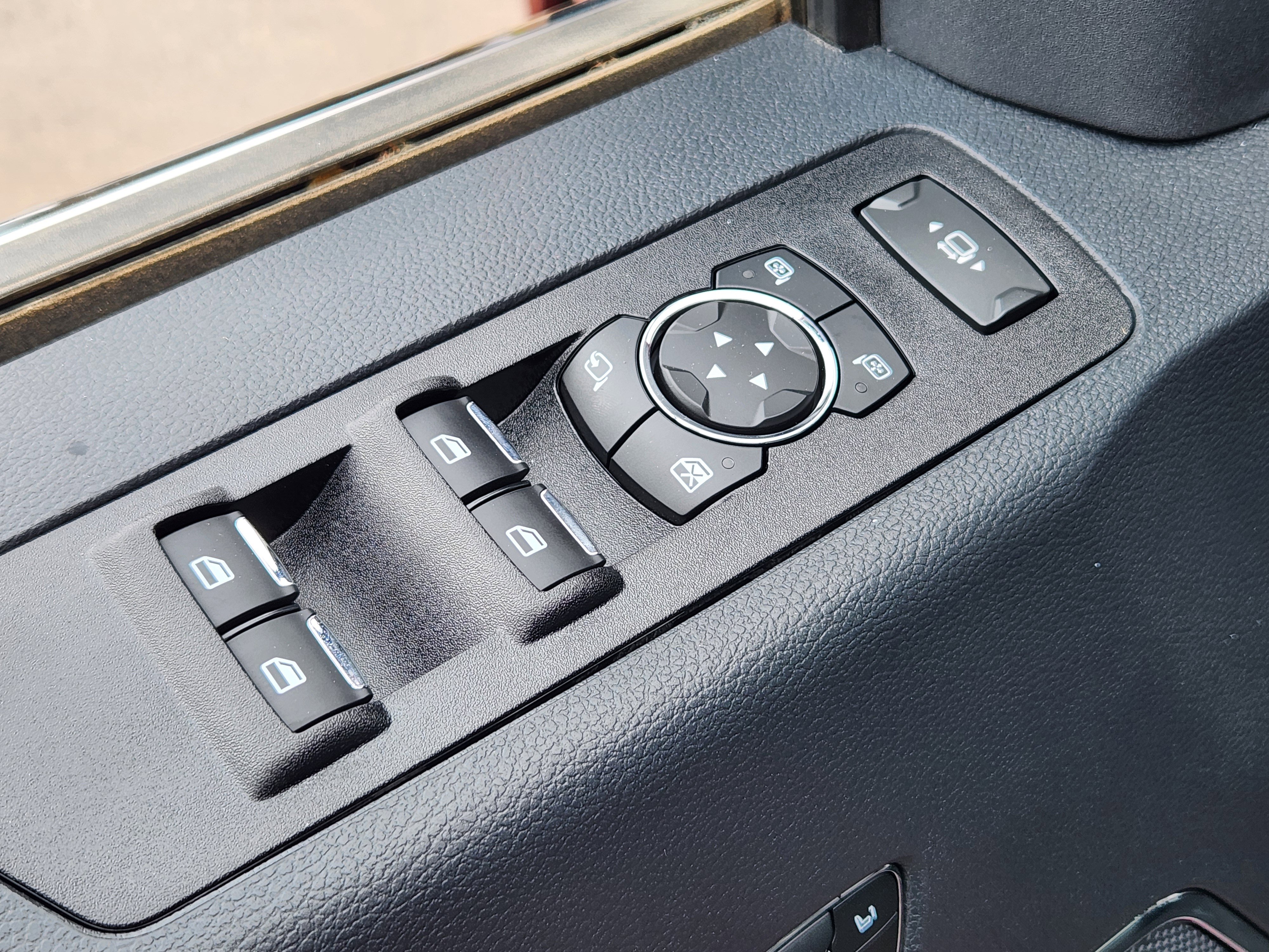 Used 2022 Ford F350 Platinum w/ FX4 Off-Road Package image 17