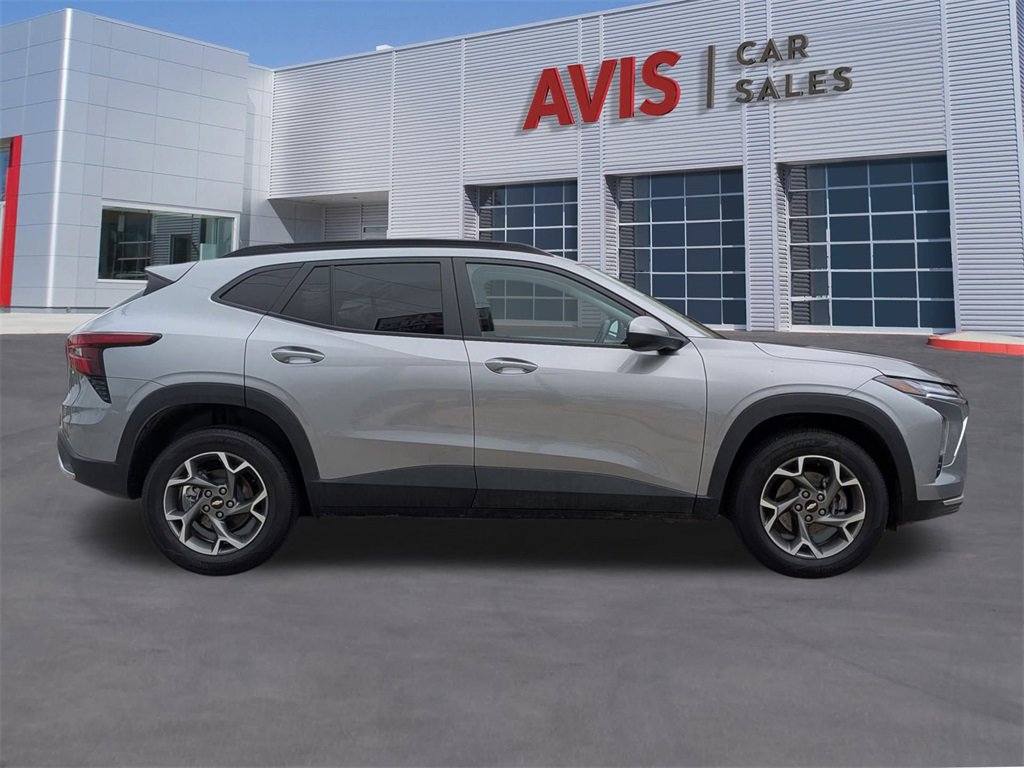 Used 2025 Chevrolet Trax LT w/ LT Convenience Package image 5