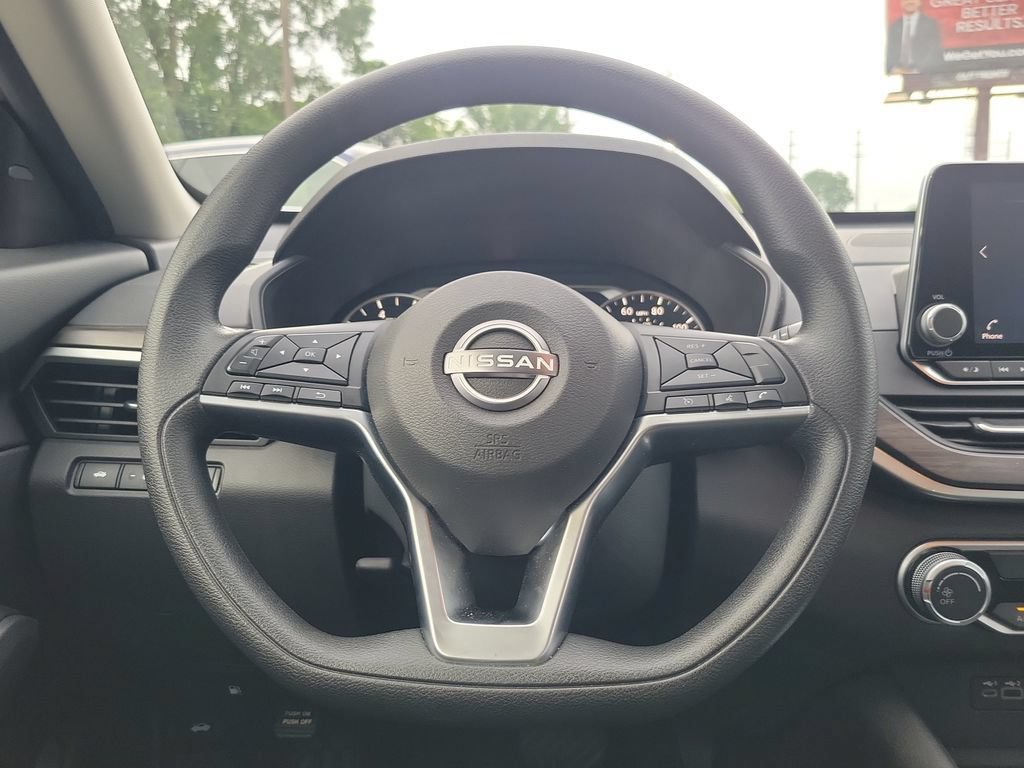 Used 2025 Nissan Altima 2.5 SV FWD image 14